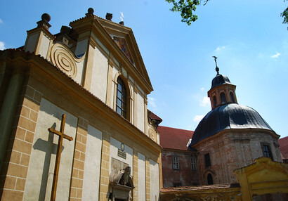 průčelí kostela a kapitulní síň