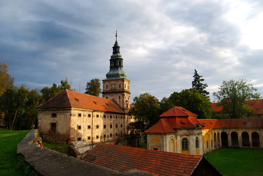 Salla terrena na zahradě prelatury a barokní sýpky