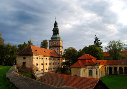 Salla terrena na zahradě prelatury a barokní sýpky