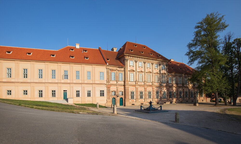 Staré opatství (vlevo) a Nová prelatura (vpravo) - pozdější zámek Metternichů