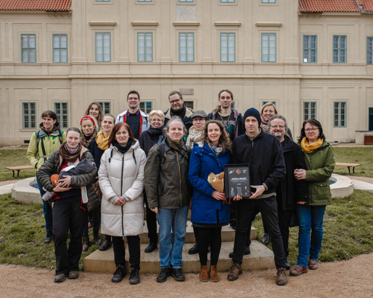 Tým, který se podílel na výzkumu a vyhodnocení nálezů z jímky a na vzniku publikace. Knihu drží hlavní spoluautoři knihy archeoložka Marcela Waldmannová a historik Jakub Krček. Foto T. Chlup, 2024.