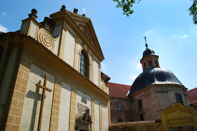 průčelí kostela a kapitulní síň