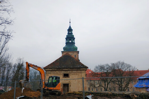 Zemní práce při severní ohradní zdi.