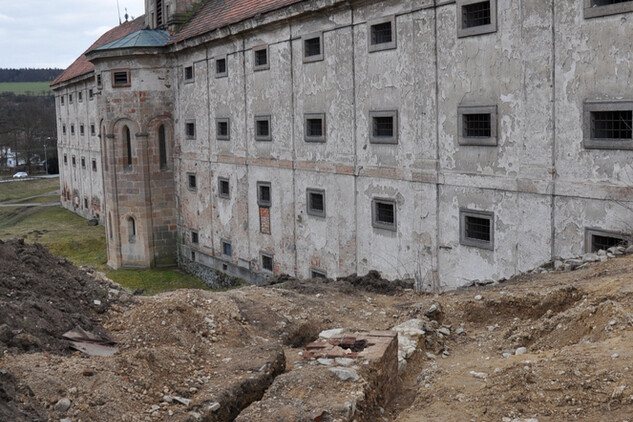 Záchranný archeologický průzkum u sýpky - nález nad stropy ledových sklepů.