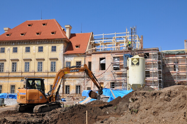 Zemní práce u terasy na zahradě probíhají pod dohledem archeologa.