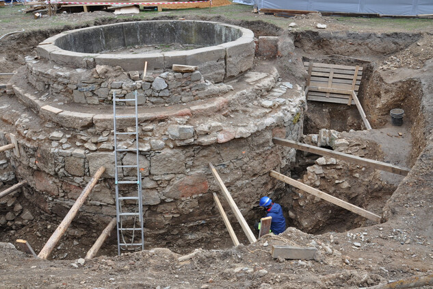 Archeologický výzkum u základů barokní bazény je ukončen.