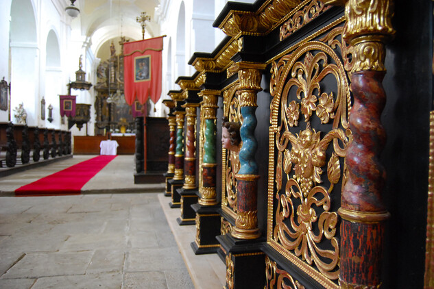 detail chórových lavic v hlavní lodi