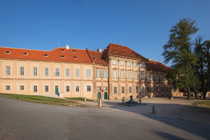 Staré opatství (vlevo) a Nová prelatura (vpravo) - pozdější zámek Metternichů Staré opatství (vlevo) a Nová prelatura (vpravo) - pozdější zámek Metternichů